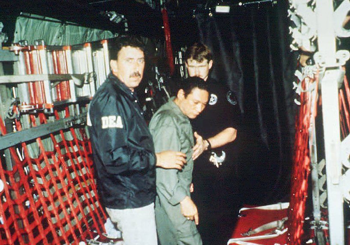 Noriega detenido por agentes de la DEA. En 1990