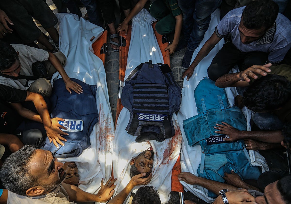 Los cuerpos de varios reporteros yacen en el suelo tras ser víctimas de un ataque israelí en Gaza