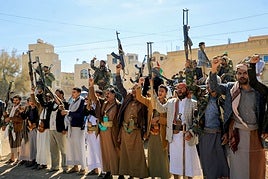 Los hutíes reivindican un ataque con misil contra un petrolero de propiedad israelí en el mar Rojo