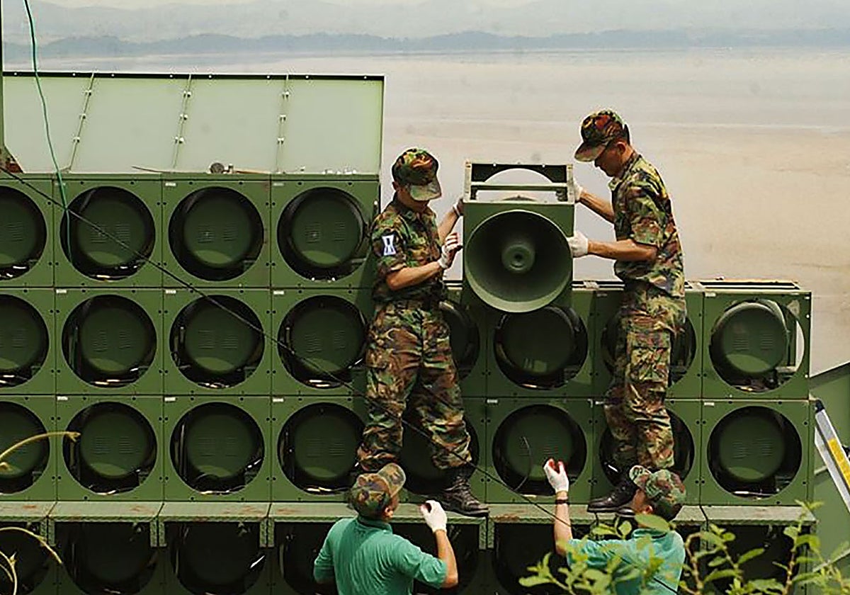 Militares surcoreanos desmontando una instalación de radio