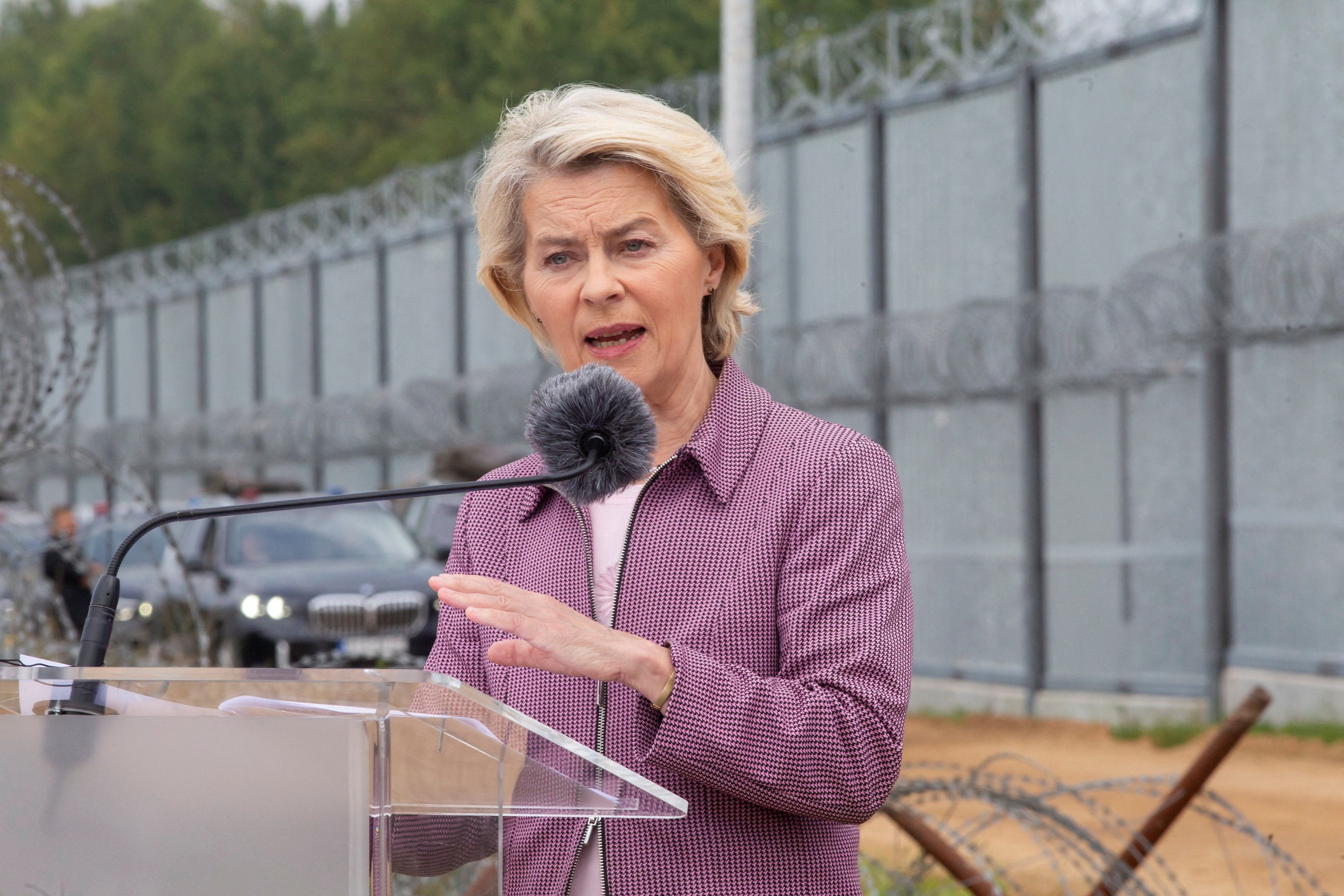 La presidenta de la Comisión Europea, Ursula von der Leyen, habla durante su visita con el primer ministro polaco, Donald Tusk, a la frontera de Polonia con Bielorrusia