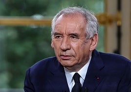 Bayrou inicia cuesta arriba una ronda con los partidos para evitar su caída