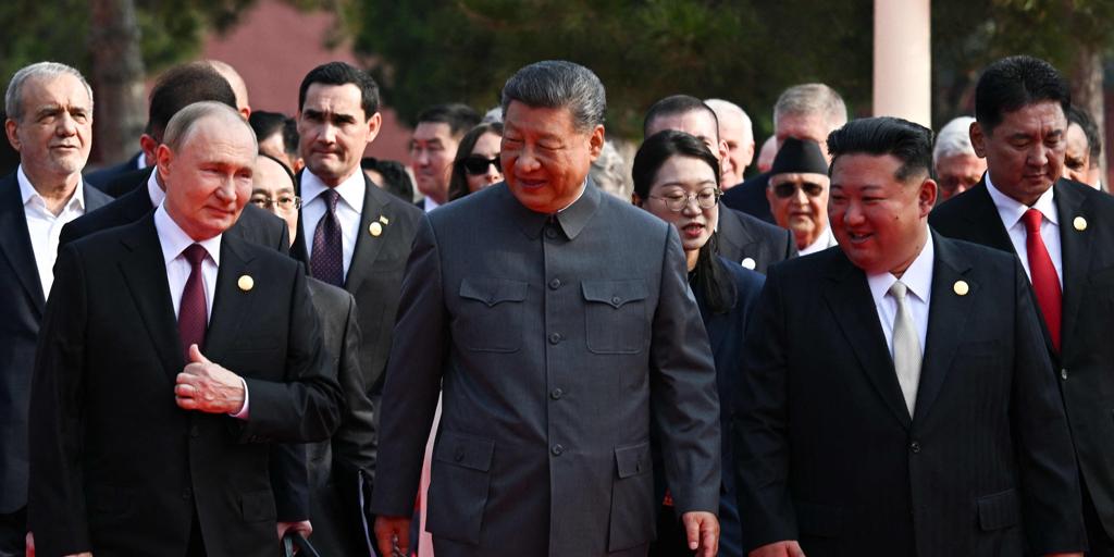Xi Jinping, flanqueado por Putin y Kim Jong Un: «China es imparable»