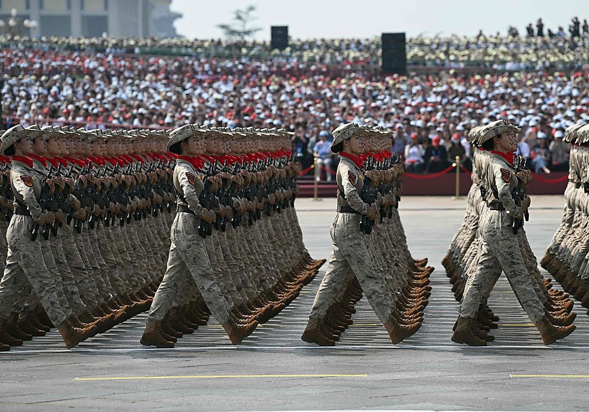 Soldados marchan en la plaza de Tiananmén, en Pekín, durante el desfile por los 80 años del fin de la Segunda Guerra Mundial