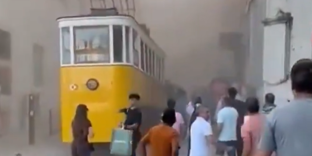Al menos un muerto y una veintena de heridos al descarrilar un funicular en Lisboa