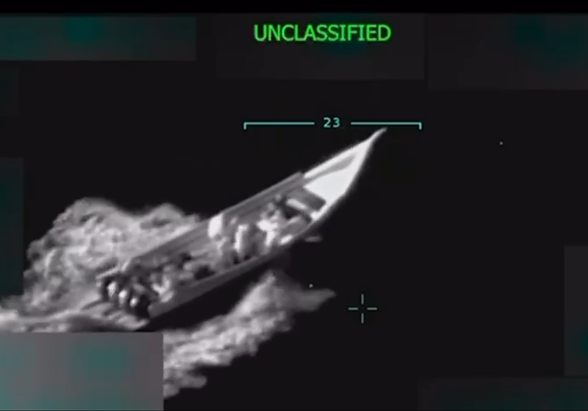 Vídeo difundido por Trump en el que una barcaza es alcanzada en un ataque desde el aire