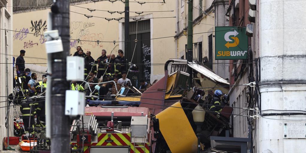 Aumentan a 17 los muertos por el accidente de un funicular en Lisboa