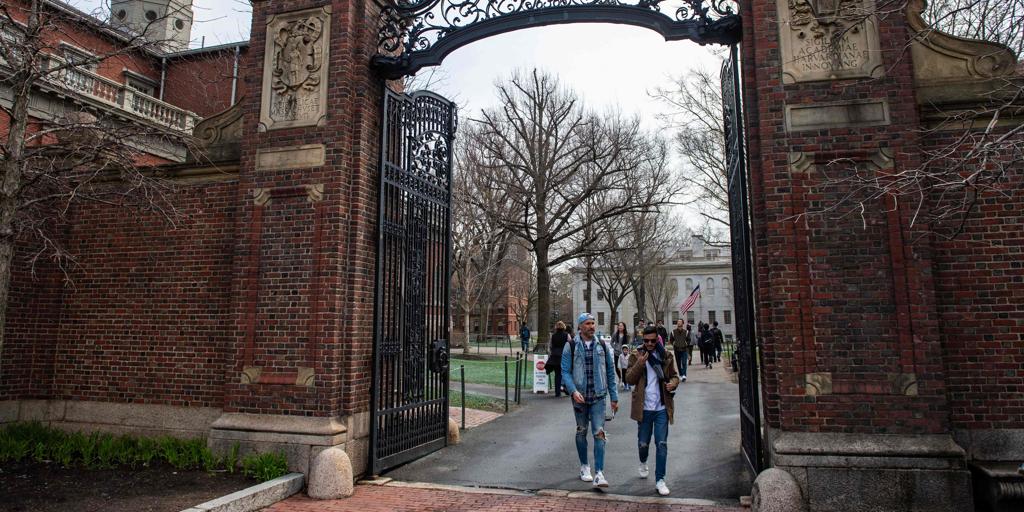 Una jueza dicta que el castigo de Trump a Harvard con la eliminación de 2.200 millones en subvenciones es ilegal