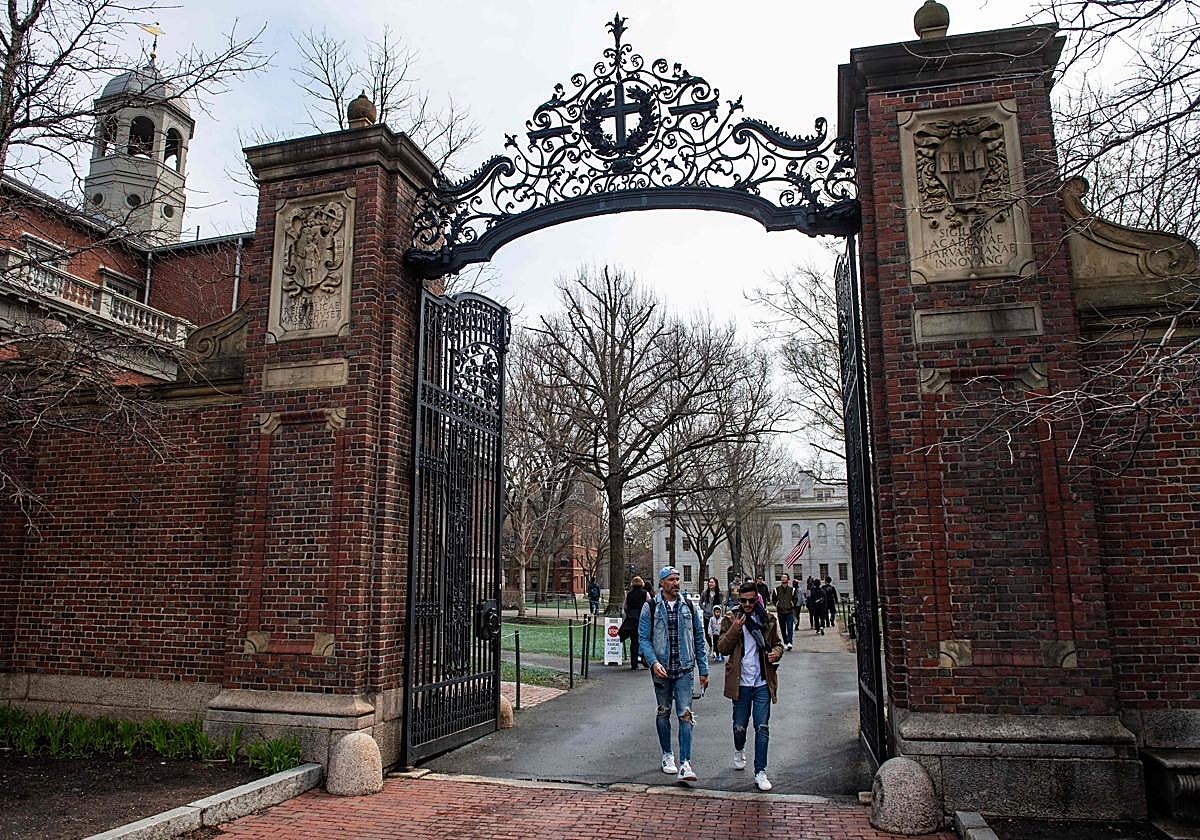 Estudiantes salen del campus de Harvard, en Cambridge, Massachusetts