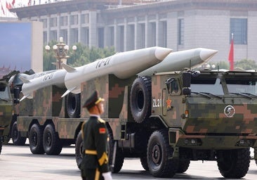 China exhibe su poderío militar en el desfile de Pekín: armas hipersónicas, drones submarinos y 'lobos robóticos'