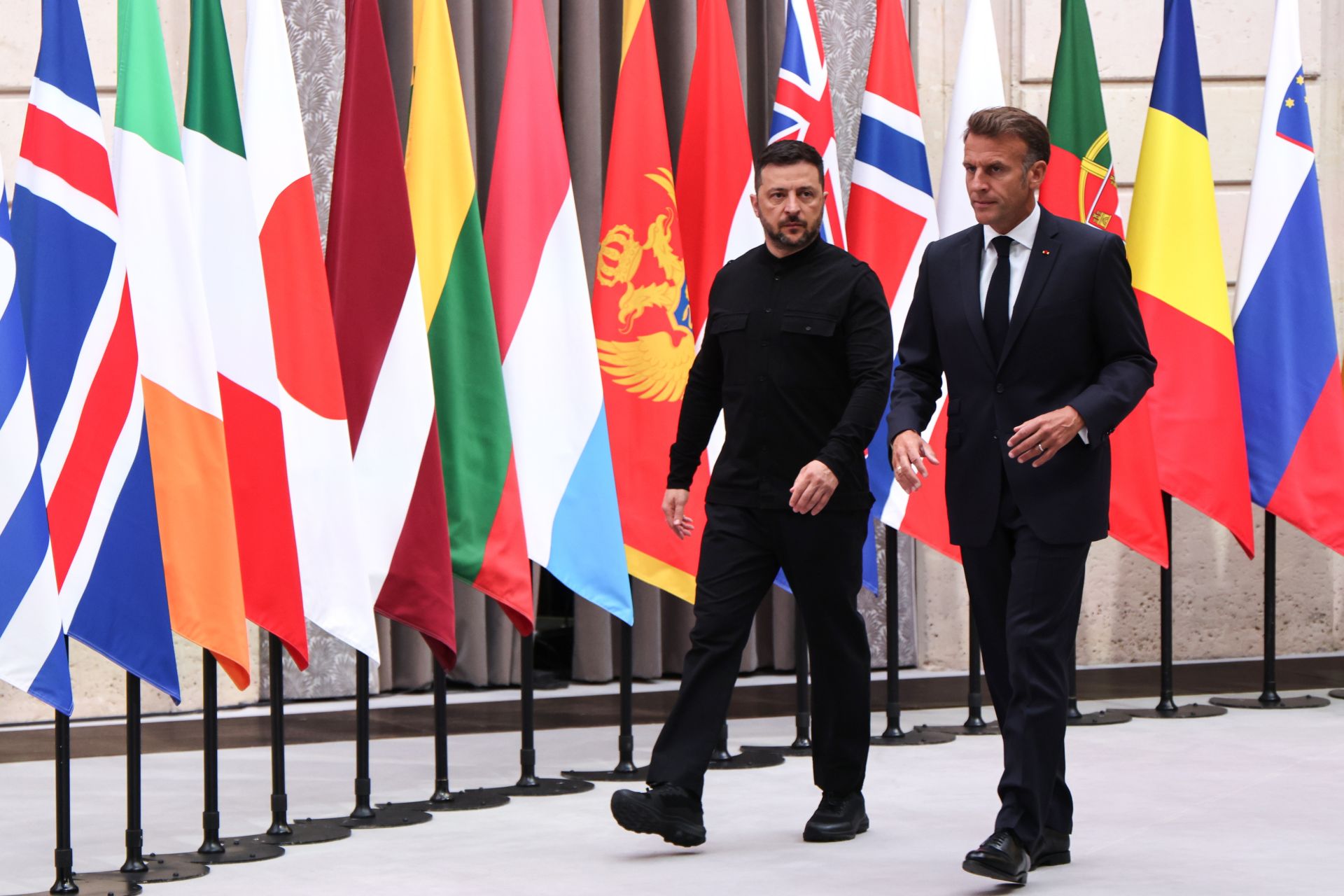 El presidente ucraniano, Volodímir Zelenski, acude a la cumbre de la Coalición de Voluntarios en París, organizada por Emmanuel Macron