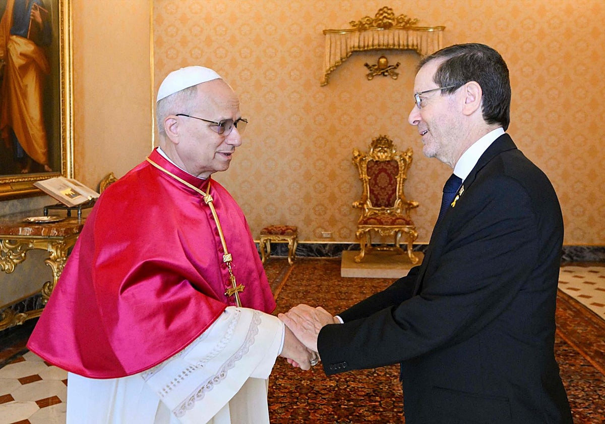 El Papa León XIV con el presidente de Israel, Isaac Herzog, este jueves en el Vaticano
