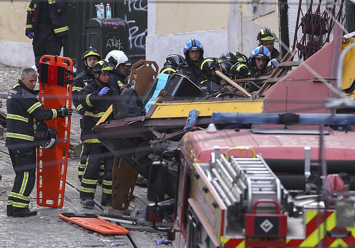 Imagen de los bomberos y equipos de emergencia en el accidente del funicular en Lisboa