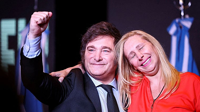 Milei se ocupa básicamente de la economía, pero todo lo que tiene que ver con la articulación política, el contacto con ministros, los puentes con el Legislativo y el Judicial, lo maneja Karina