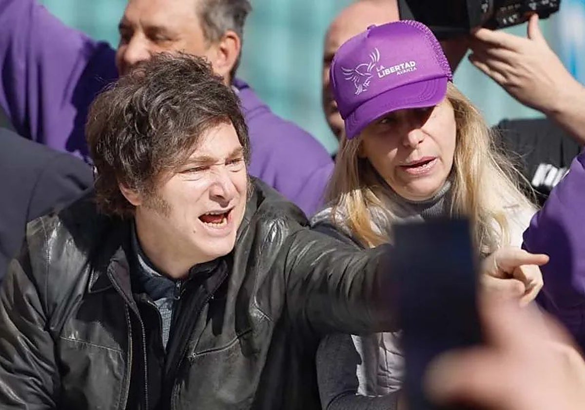 Milei fue evacuado de un acto de campaña tras el lanzamiento de piedras y huevos contra su caravana por parte de opositores