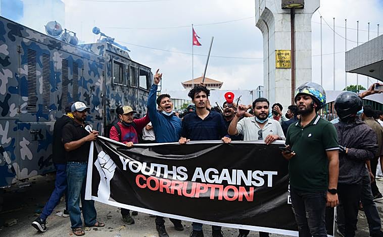 Imagen principal - Imágenes de las protestas que sacuden Katmandú, la capital de Nepal