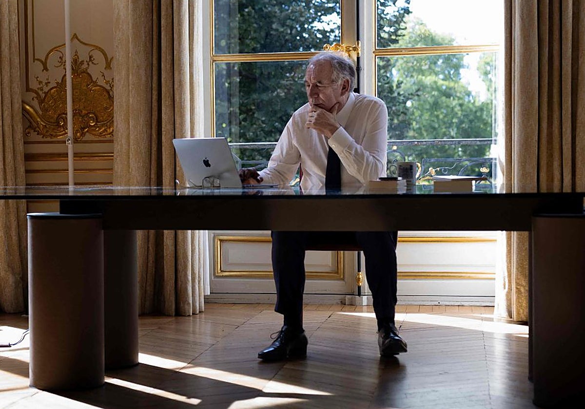 El primer ministro François Bayrou el sábado en su despacho