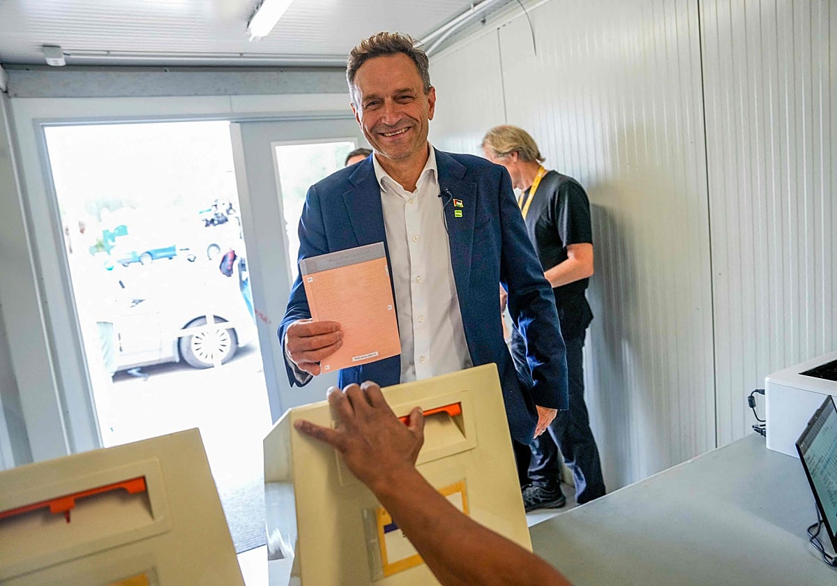 Arild Hermstad, líder de los Verdes  (MDG), emite su voto anticipado en el Centro Bøler de Oslo