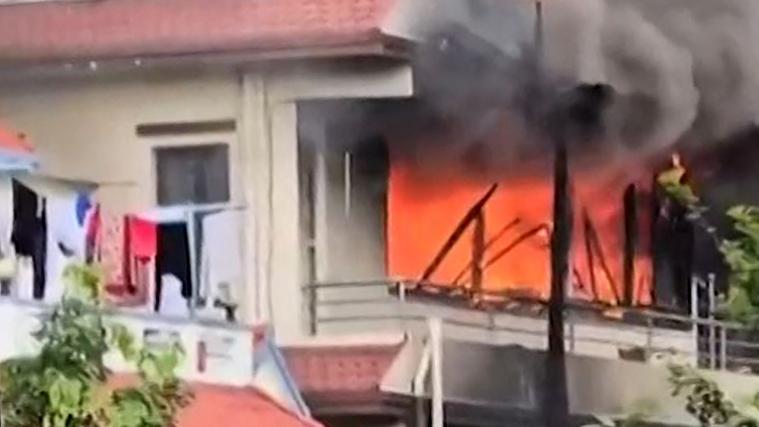 Una residencia oficial ardiendo.