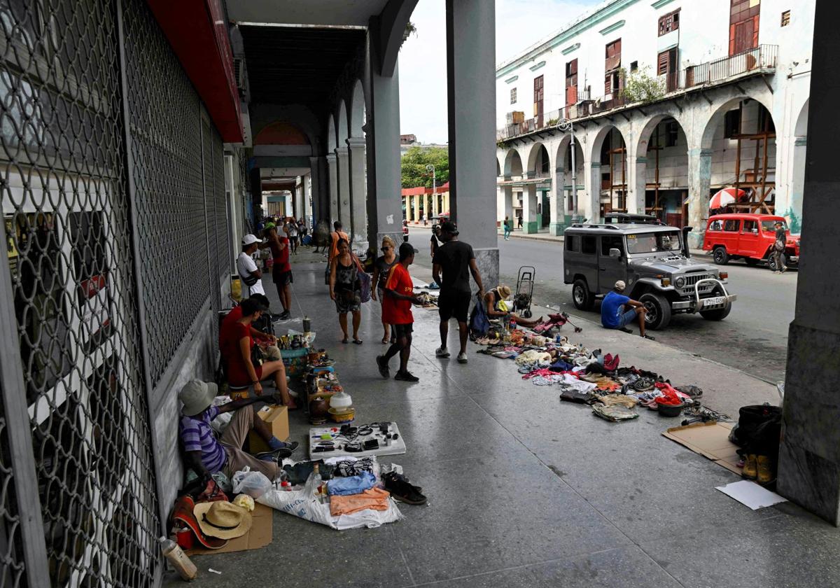 Cubanos optan por vender mercancías en la calle en el centro de La Habana