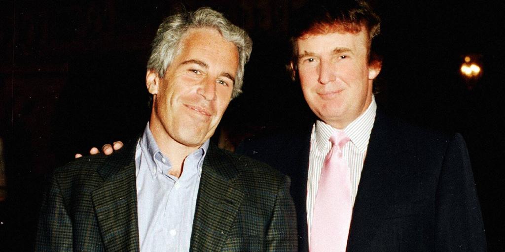 La Casa Blanca insiste en que Trump no escribió ni firmó la carta obscena a Epstein