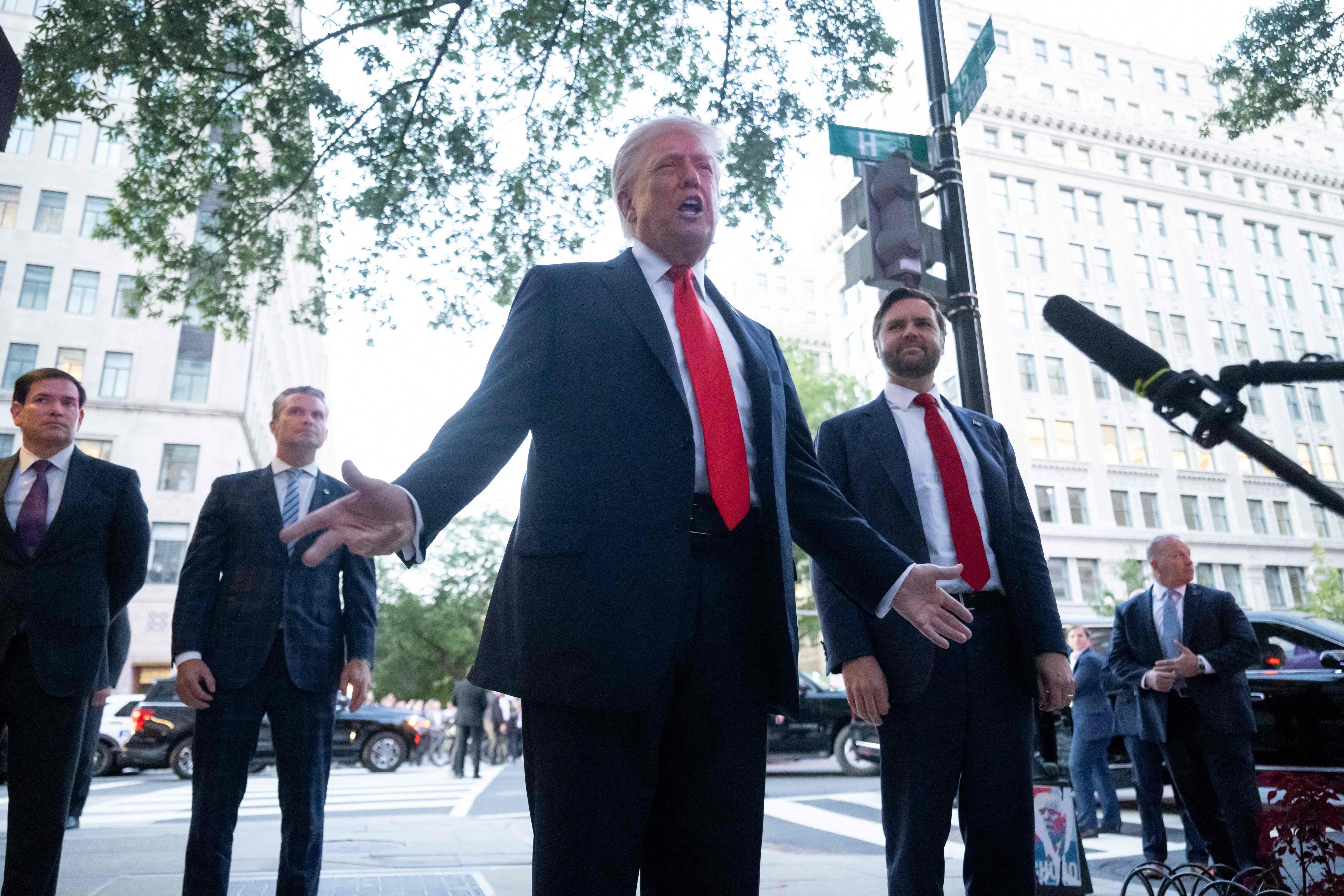 Trump critica a Israel por el ataque en Catar y revela que no fue avisado