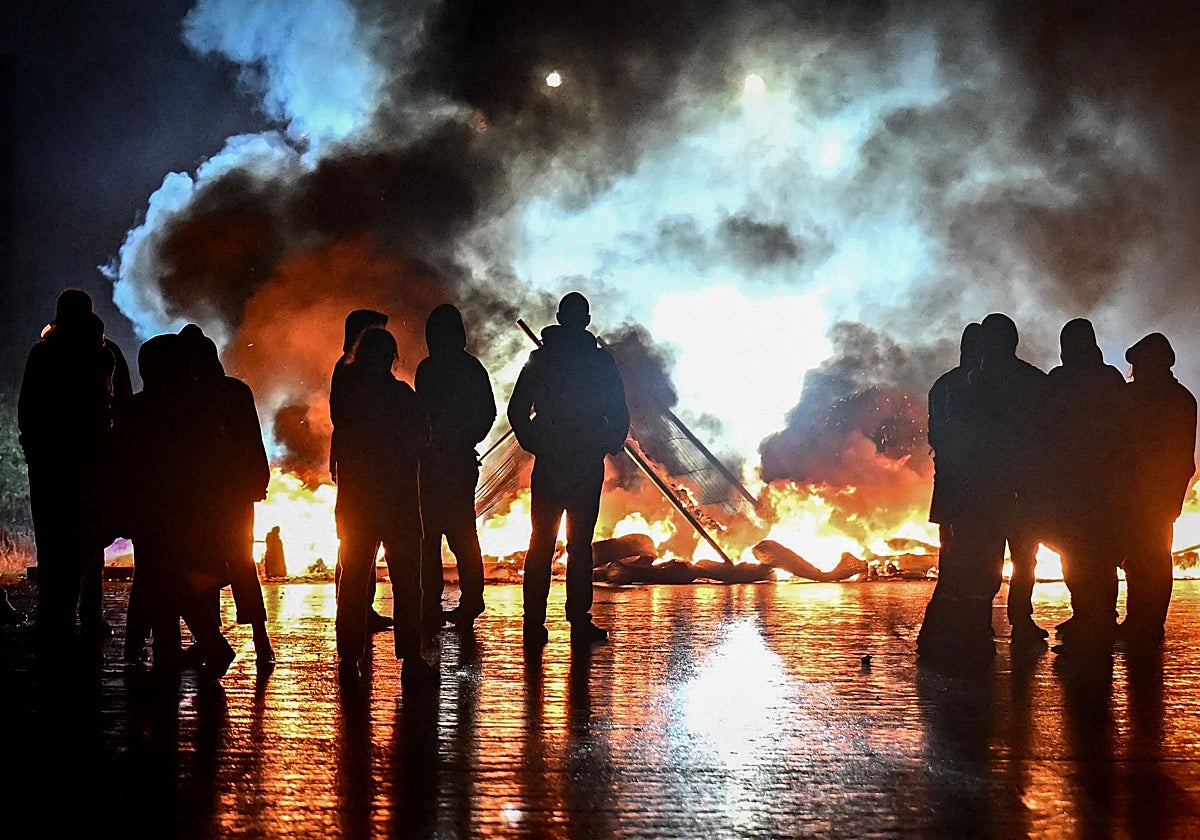 Manifestantes provocan un incendio para bloquear el viaducto de Cadix durante una manifestación en el marco de la campaña 'Bloquons tout'
