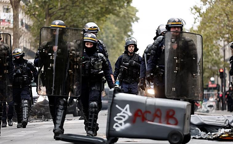 Imagen principal - La jornada de protestas en Francia se ha saldado con violencia y casi 300 detenidos en todo el país