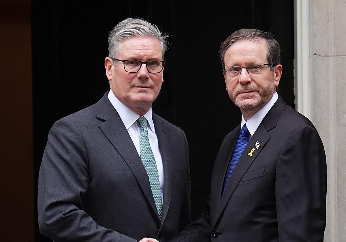 El 'premier' británico, Keir Starmer, recibe al presidente israelí, Isaac Herzog, en Downing Street
