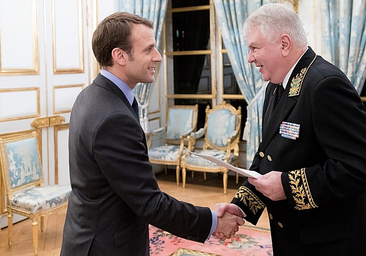 El embajador ruso, Aleksey Meshkov, presenta las cartas credenciales a Emmanuel Macron en el año 2017