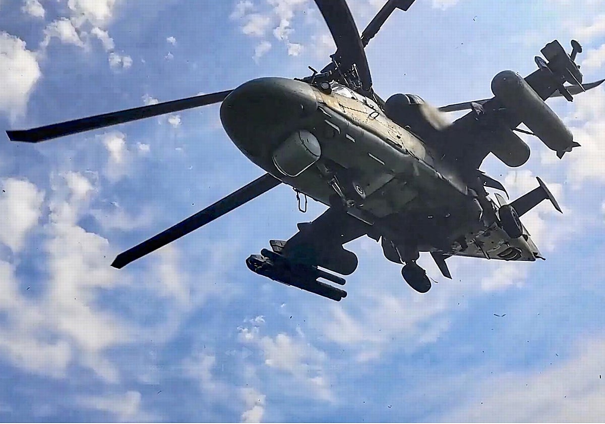 Un helicóptero militar de las maniobras Zapad-25, con tropas rusas y bielorrusas, celebradas este viernes y el sábado en Bielorrusa