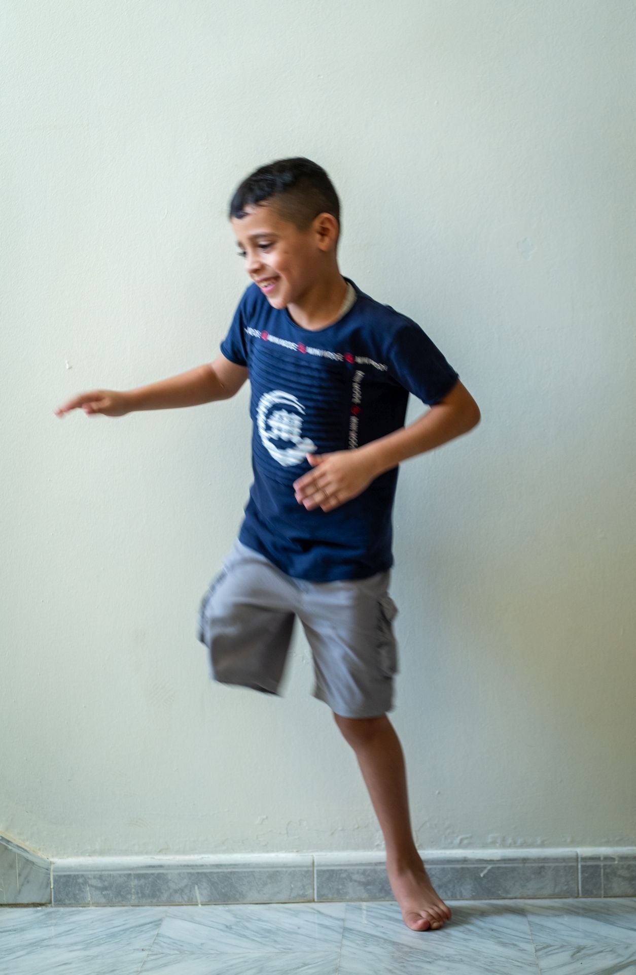 Mohamed solo quiere jugar. A pesar de perder su pierna en un bombardeo, no le ha impedido seguir siendo un niño