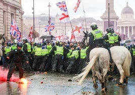 Manifestantes de extrema derecha atacan a la Policía durante una marcha de 100.000 personas contra la inmigración en Londres
