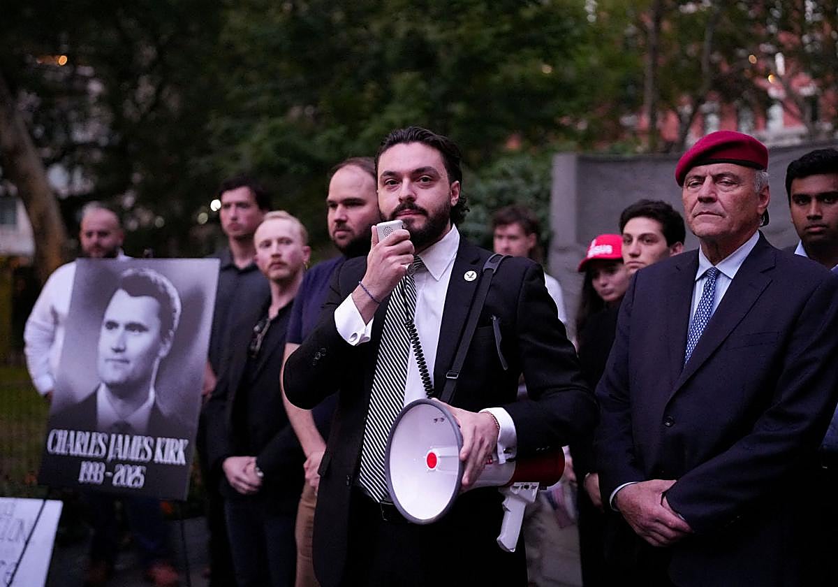 Stefano Forte, presidente del Club de Jóvenes Republicanos de Nueva York, lidera la vigilia por el asesinato de Charlie Kirk