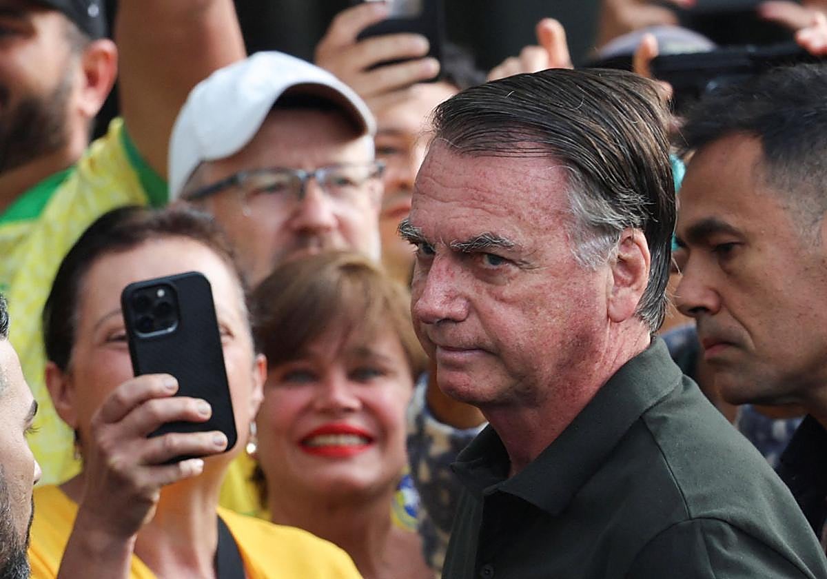 El expresidente brasileño, Jair Bolsonaro, a su llegada al hospital en Brasilia