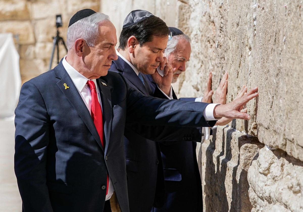 El secretario de Estado estadounidense, Marco Rubio, junto al primer ministro israelí, Benjamin Netanyahu, en el Muro de las Lamentaciones