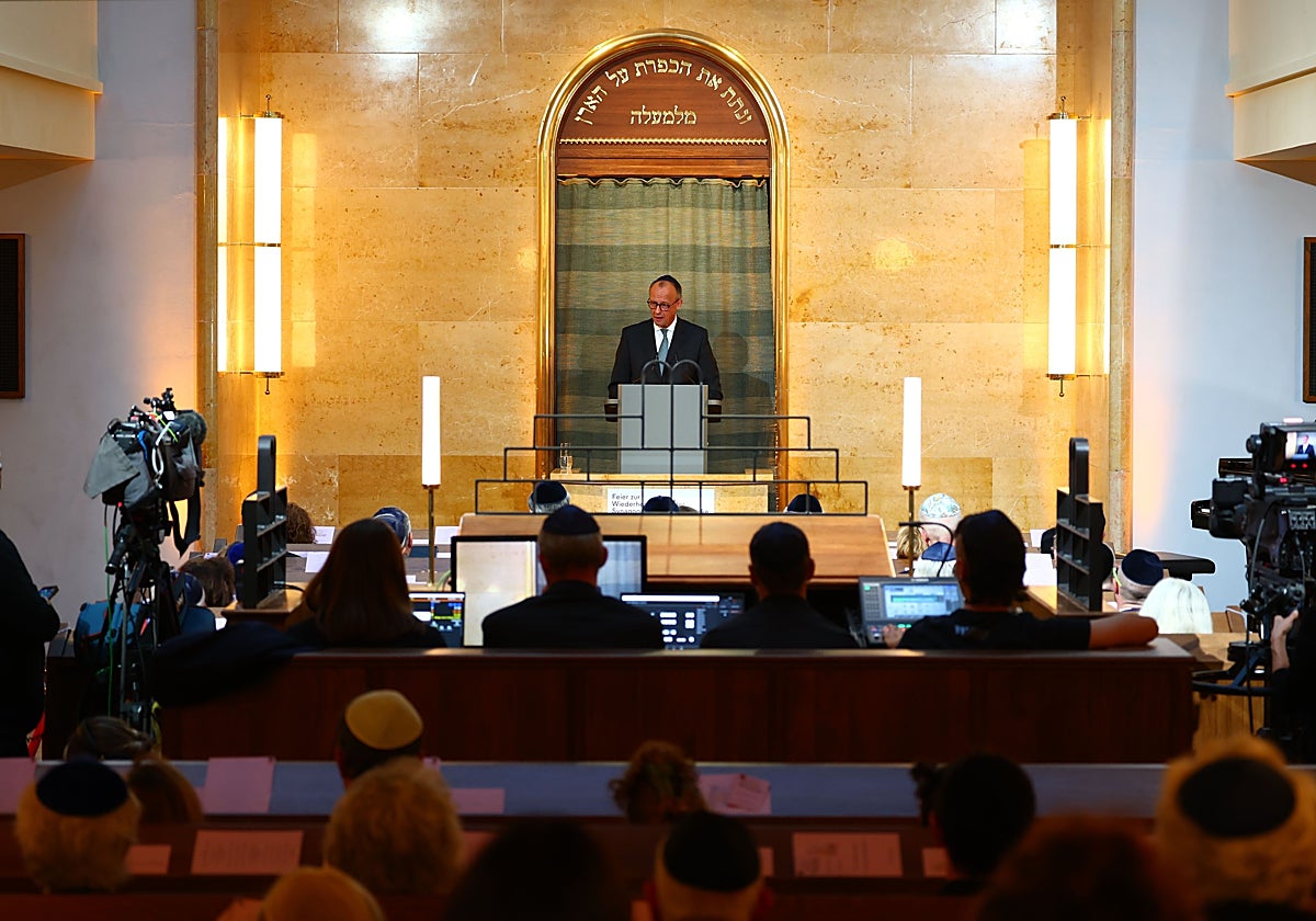 Merz pronuncia un discurso durante la reapertura de la sinagoga Reichenbachstrasse