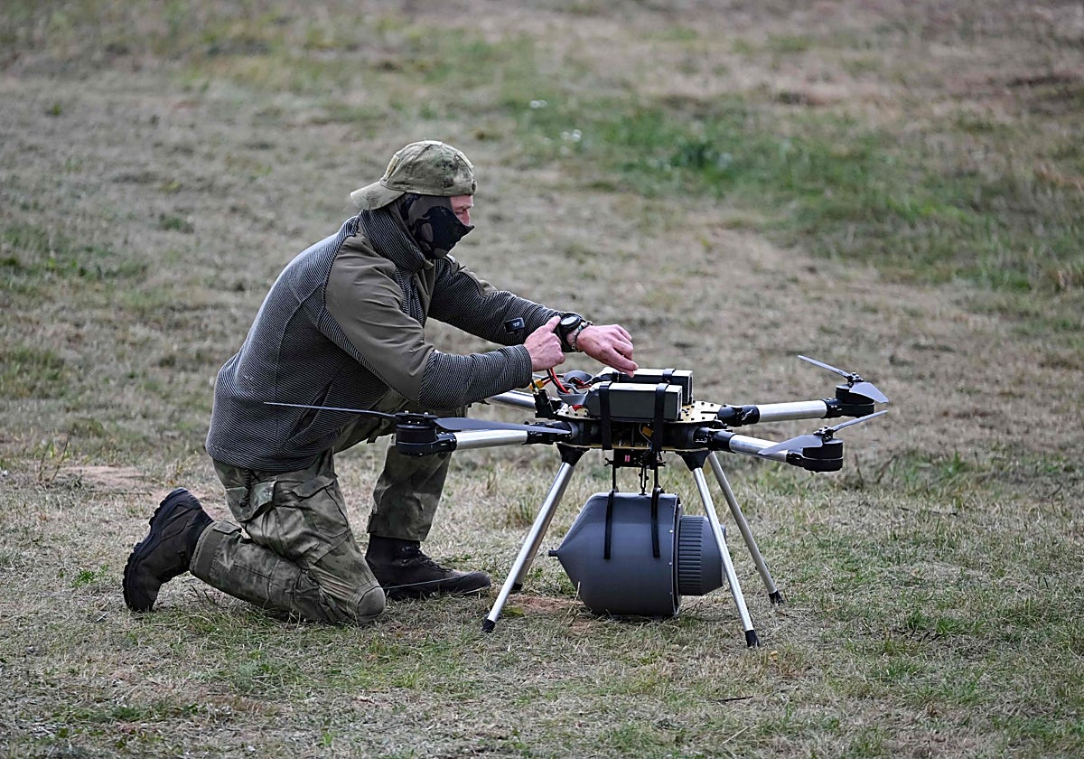 Un militar configura un dron durante los ejercicios militares ruso-bielorrusos  al este de Minsk