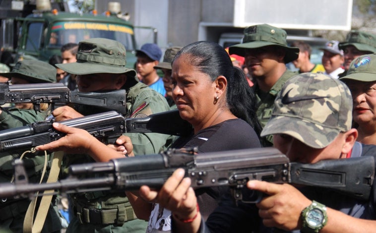 Imagen principal - Maduro convocó el viernes a reservistas, milicianos y jóvenes reclutas a entrenarse en los cuarteles y «aprender a disparar» para defenderse de lo que califica como una amenaza de Estados Unidos