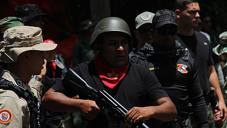 Un simpatizante del chavismo recibe entrenamiento militar