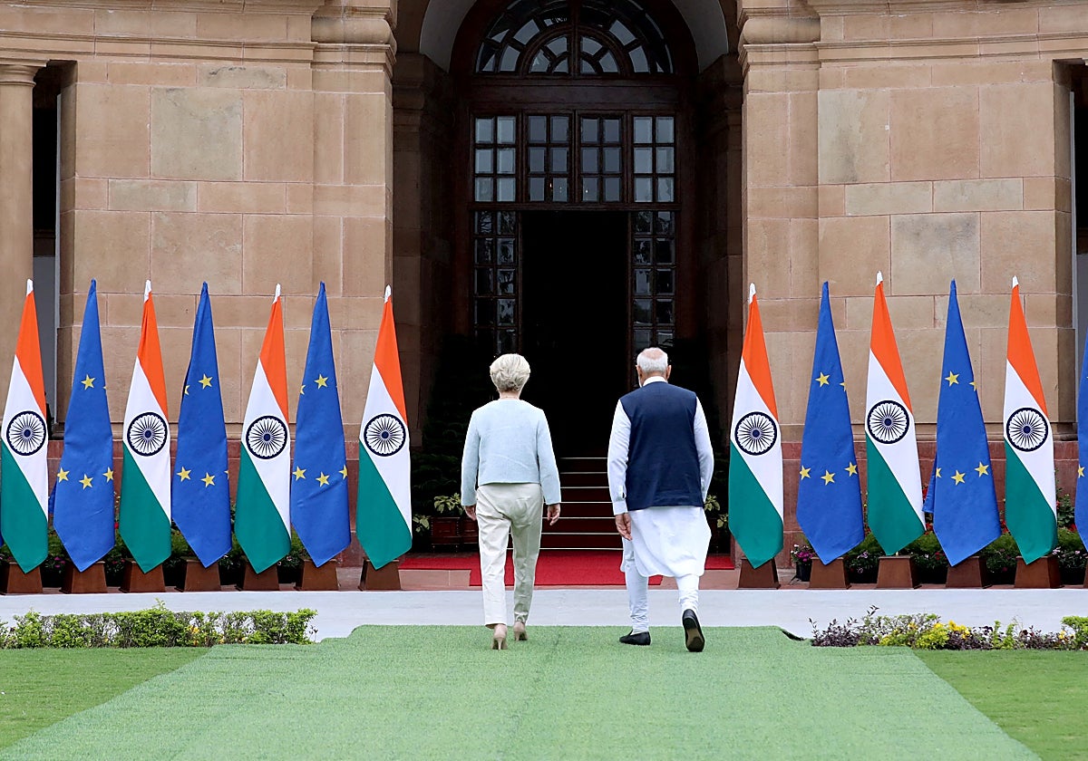 La presidenta de la Comisión Europeo junto al primer ministro de la India el pasado mes de febrero