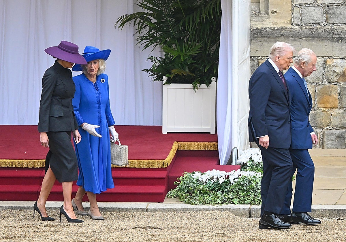 Los reyes de Inglaterra, Carlos y Camila, conversan con Donald Trump y su esposa ayer, en su llegada a Londres