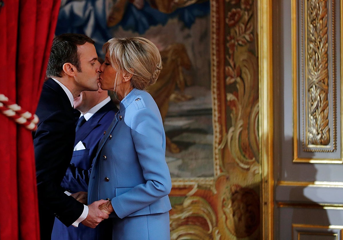 El presidente francés, Emmanuel Macron, besa a su esposa Brigitte Trogneux durante la ceremonia de entrega del poder en París, en 2017
