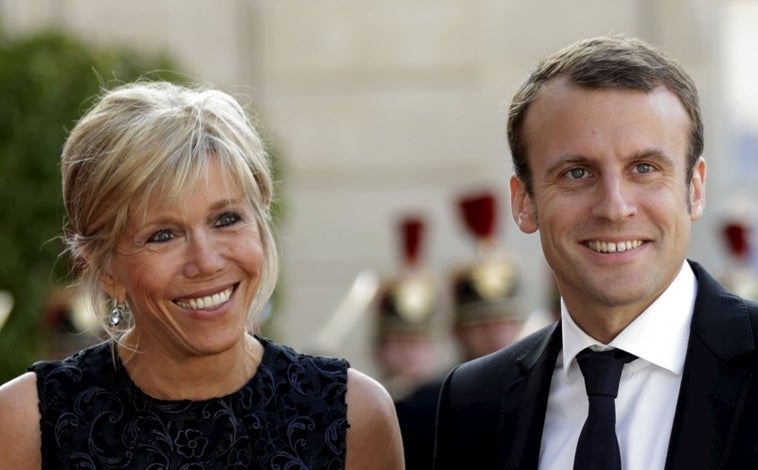 Imagen principal - En la primera imagen, Macron y su esposa Brigitte Trogneux en el Palacio del Elíseo, en 2015, cuando él era ministro de Economía. En la segunda fotografía, Macron celebra su victoria electoral en 2017. Y en la tercera imagen, Brigitte abofetea a Macron al aterrizar en Hanói, en mayo de este año, en una escena que generó polémica mundial