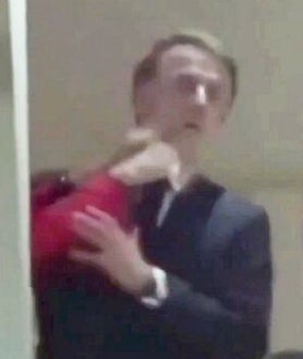 Imagen secundaria 2 - En la primera imagen, Macron y su esposa Brigitte Trogneux en el Palacio del Elíseo, en 2015, cuando él era ministro de Economía. En la segunda fotografía, Macron celebra su victoria electoral en 2017. Y en la tercera imagen, Brigitte abofetea a Macron al aterrizar en Hanói, en mayo de este año, en una escena que generó polémica mundial
