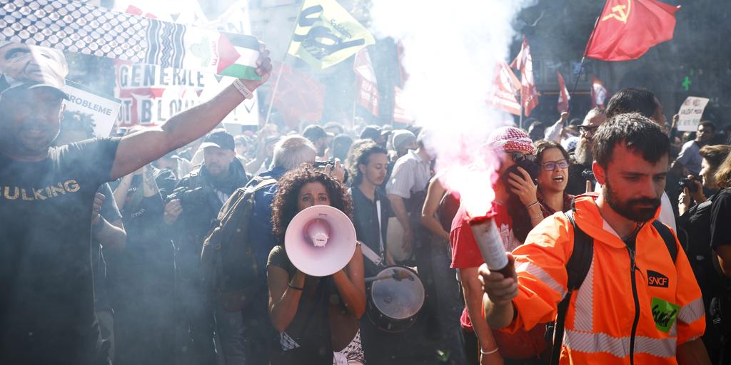 Decenas de heridos y más de 300 detenidos en las protestas en Francia contra la «austeridad»