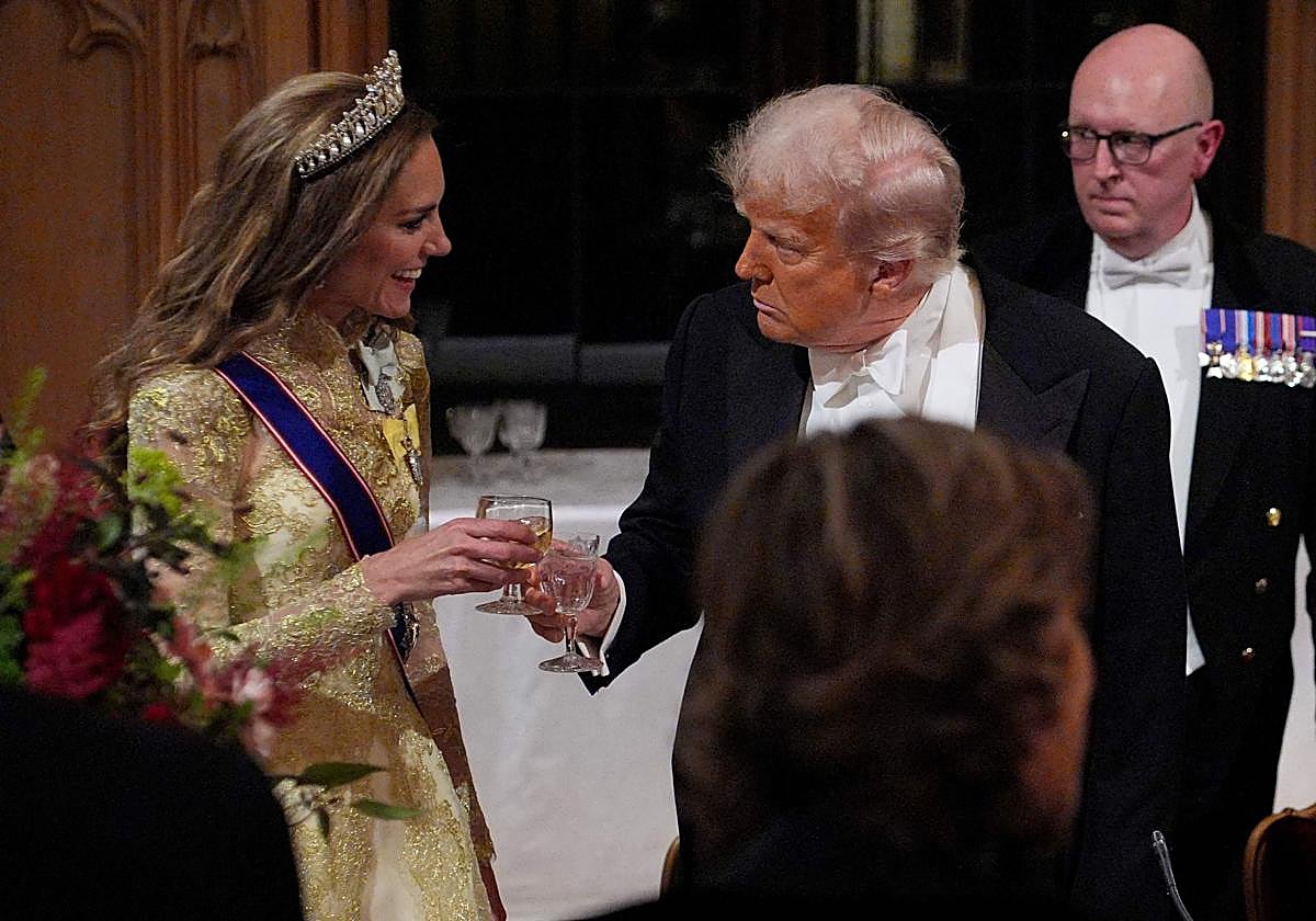 Los deslices protocolarios de Trump: un yanqui en la corte de Carlos III