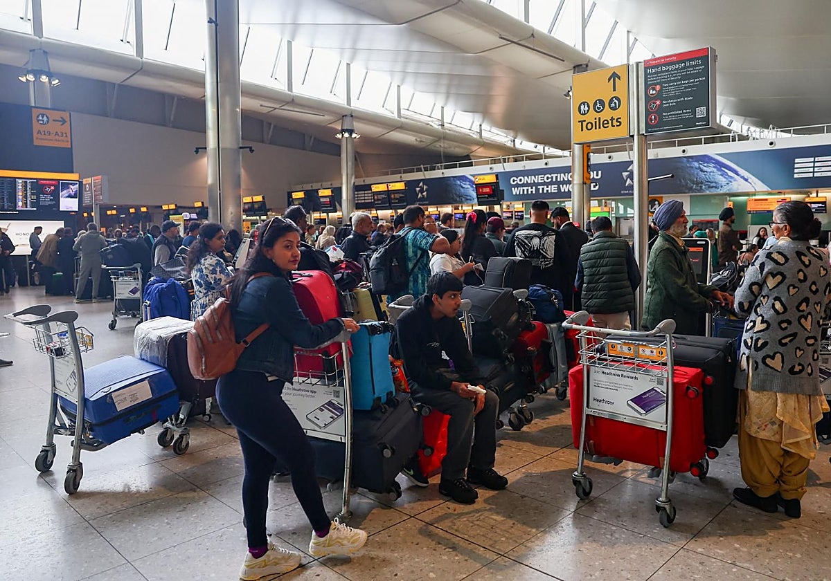 El ciberataque ha provocado largas colas en los mostradores de facturación del aeropuerto londinense de Heathrow, el más transitado de Europa