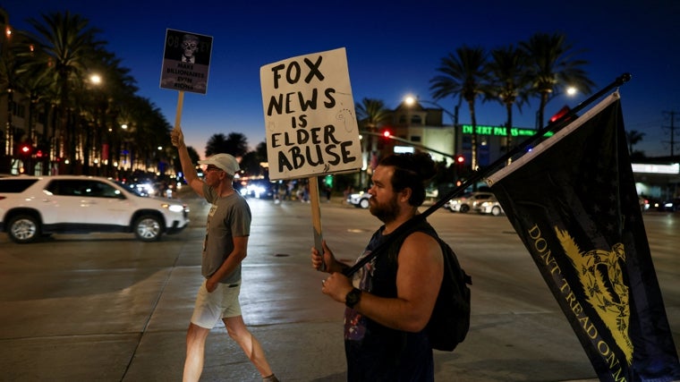 Protesta en Anaheim contra la cancelación del programa de Jimmy Kimmel