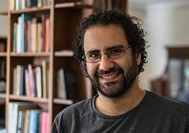 El Gobierno egipcio libera al veterano disdente Alaa Abdel Fattah
